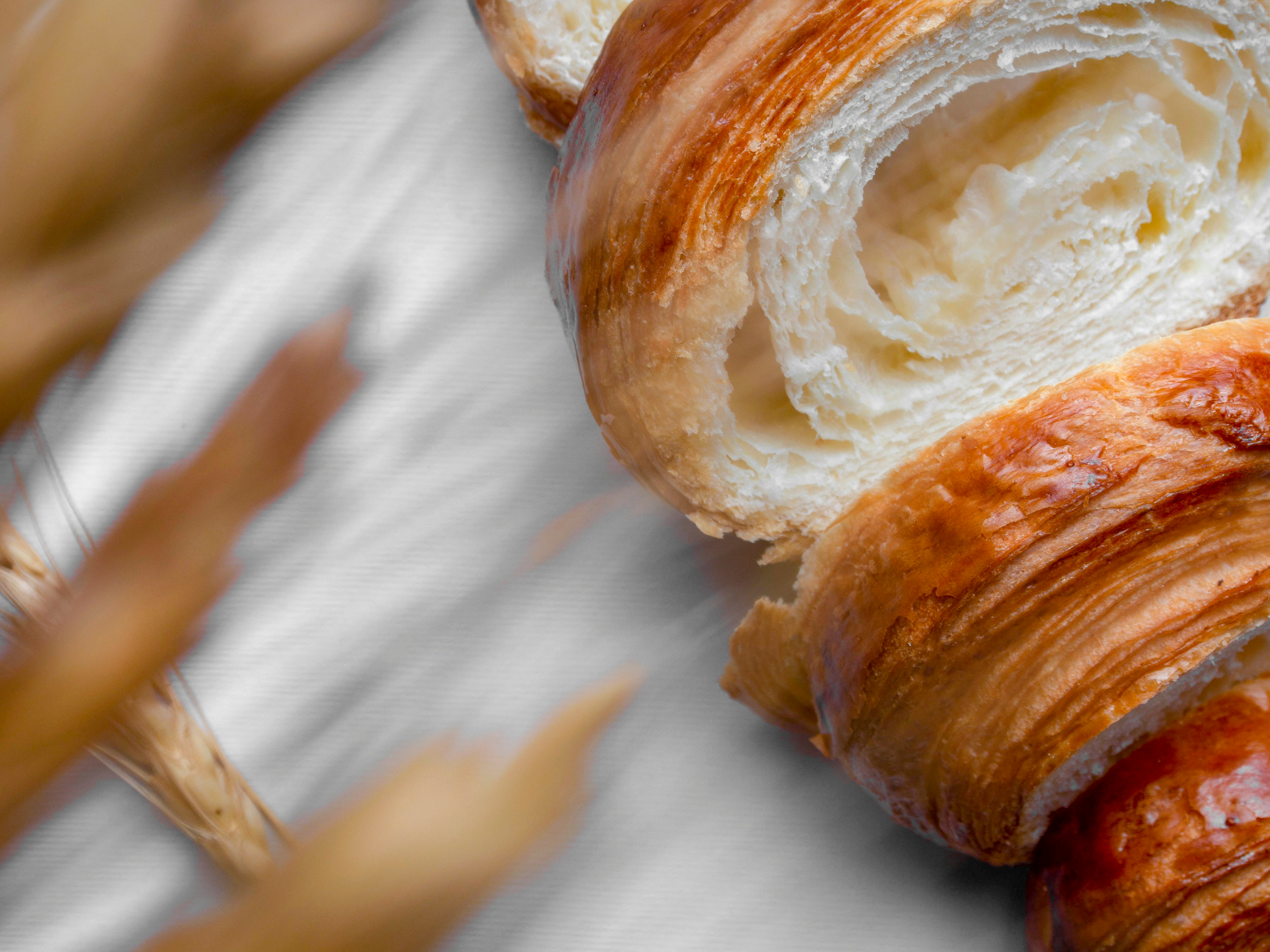 vitrine pâtisseries boulangerie Agen — tartes éclairs